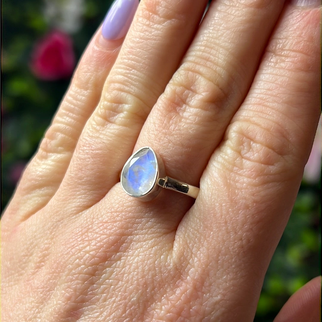 Moonstone Facet AA GRADE 925 Sterling Silver Ring - Size Q 1/2