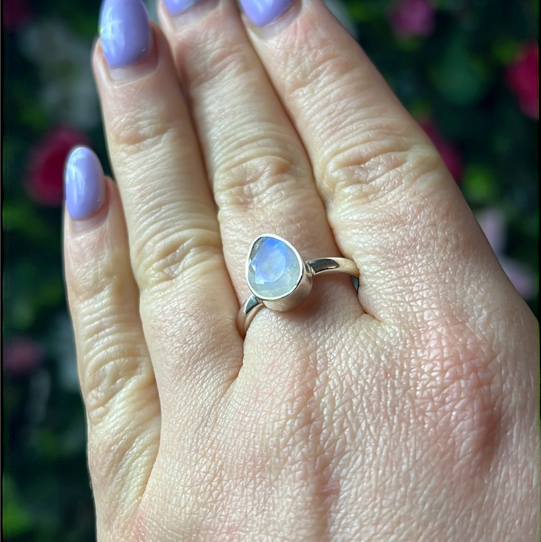 Moonstone Facet AA GRADE 925 Sterling Silver Ring - Size Q 1/2