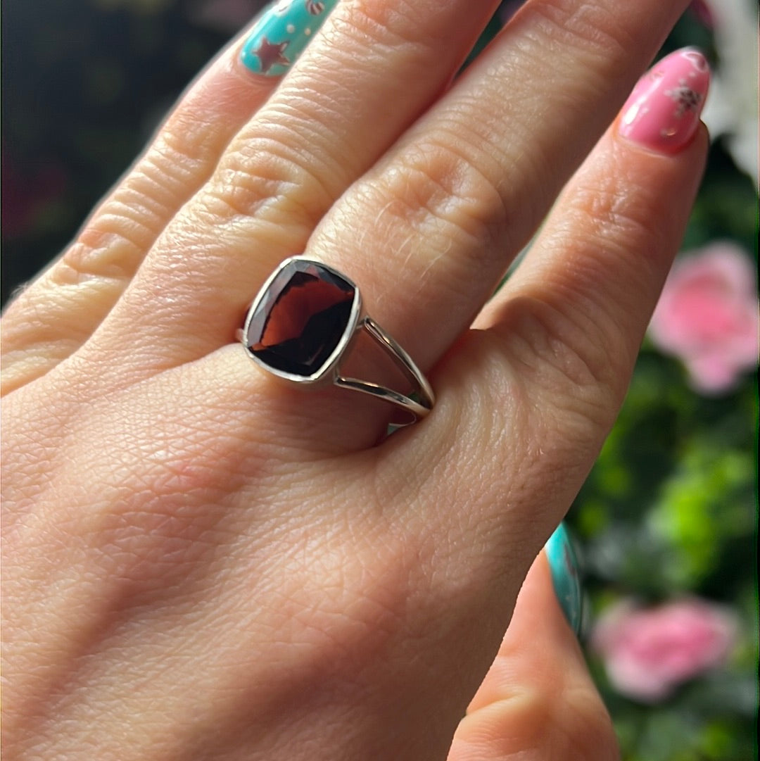 Garnet statement Facet 925 Silver Ring - Size R 1/2 - S