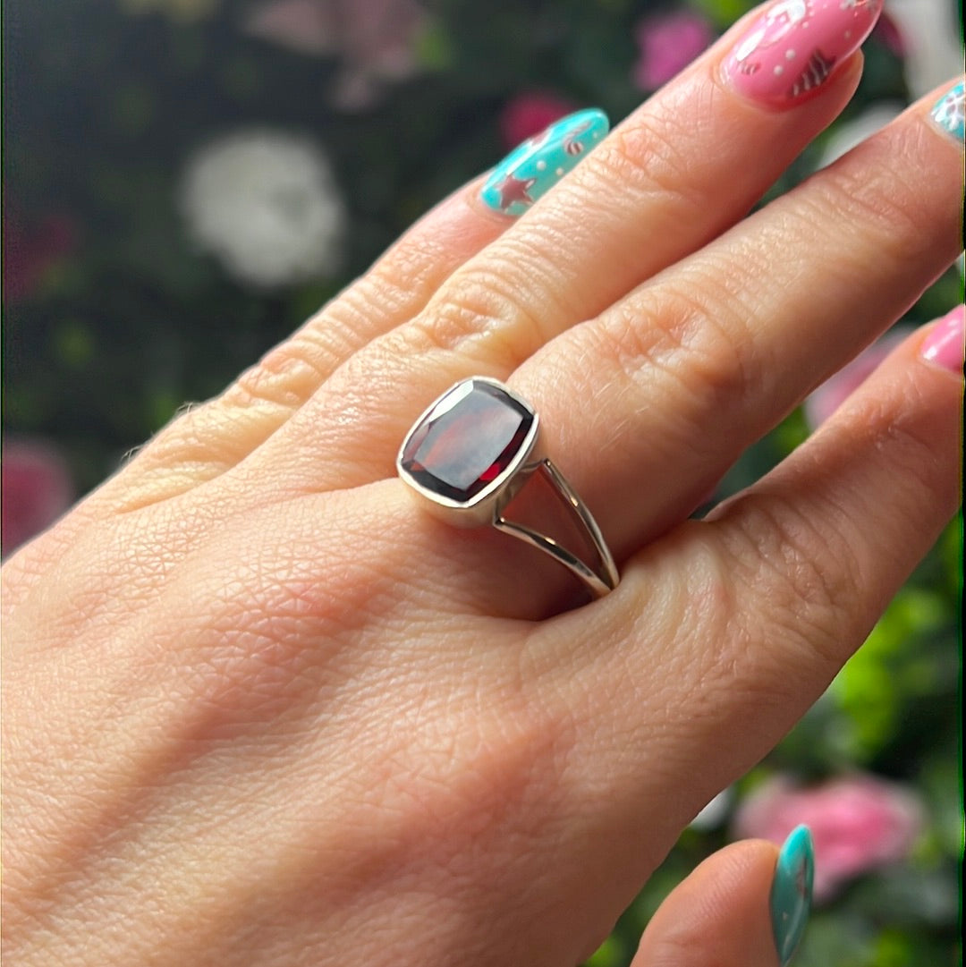 Garnet statement Facet 925 Silver Ring - Size R 1/2 - S