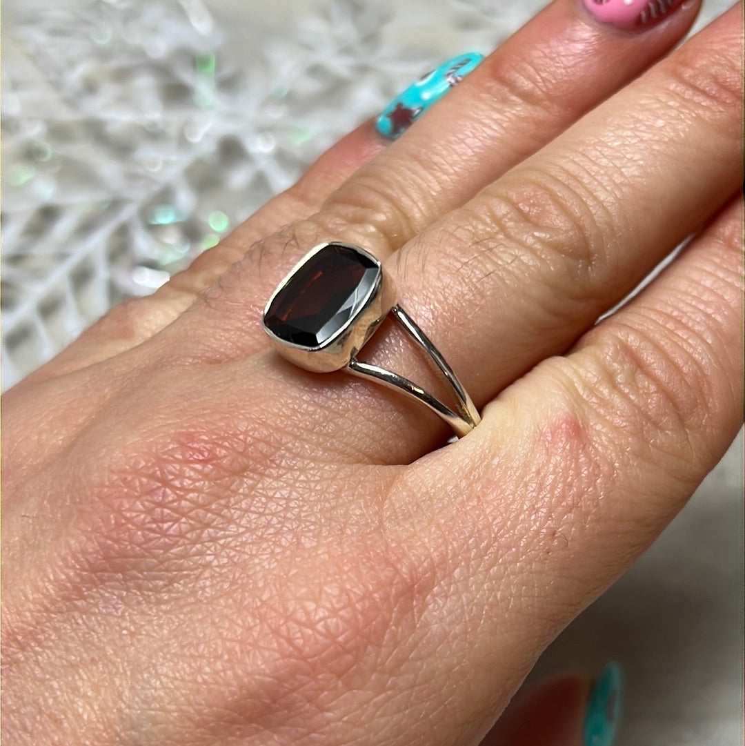 Garnet statement Facet 925 Silver Ring - Size R 1/2 - S