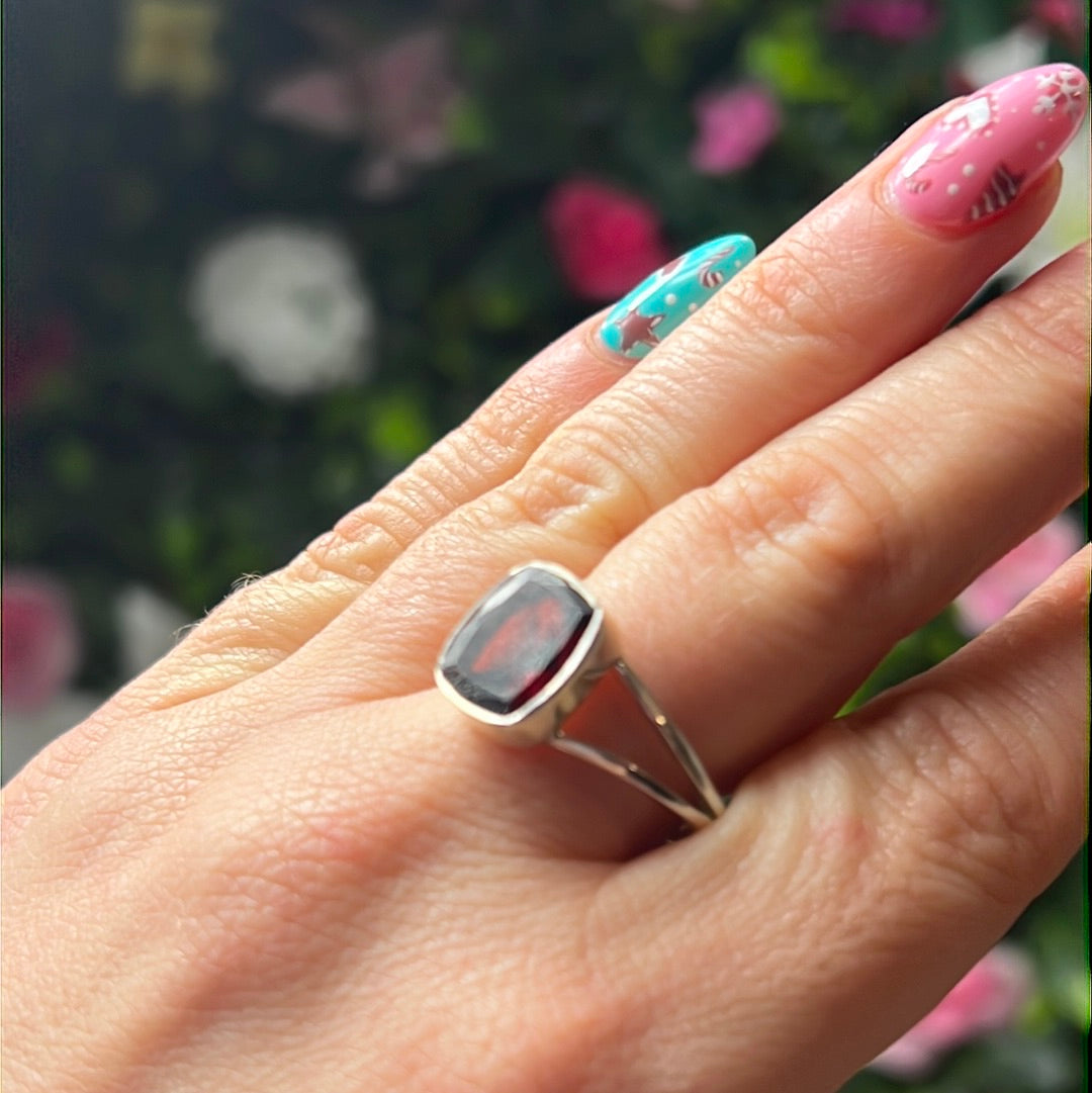 Garnet statement Facet 925 Silver Ring - Size R 1/2 - S