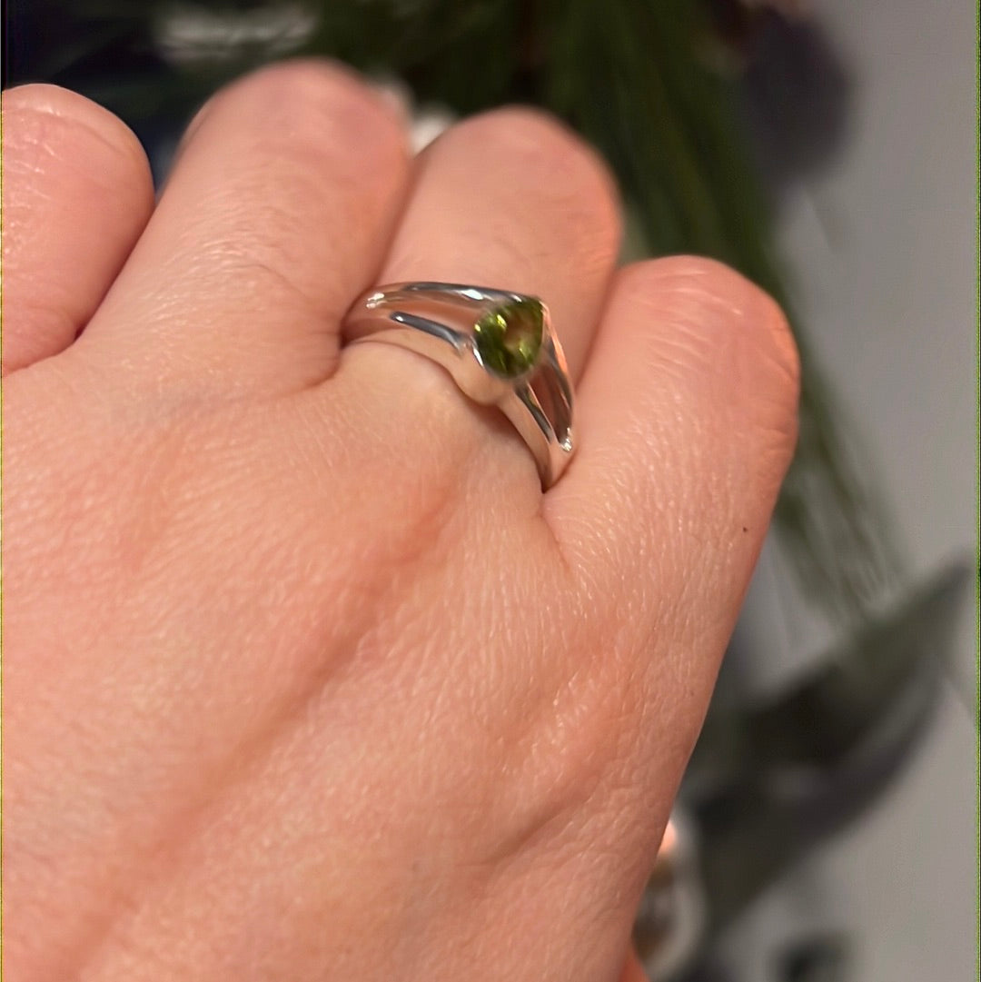 Peridot Facet 925 Silver Ring -  Size O