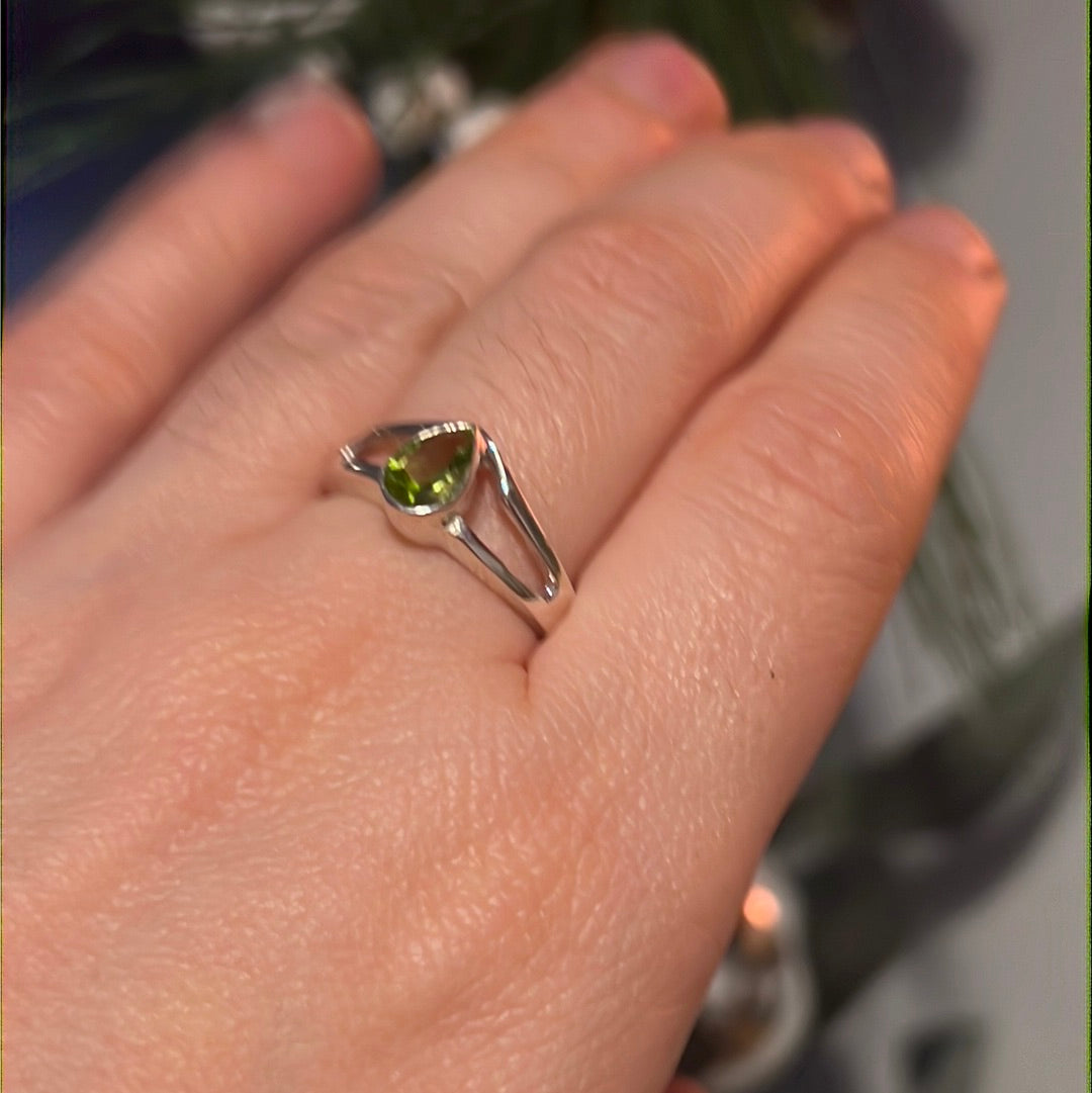 Peridot Facet 925 Silver Ring -  Size O
