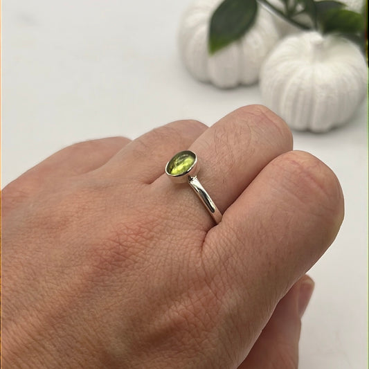 Peridot 925 Sterling Silver Ring - Q
